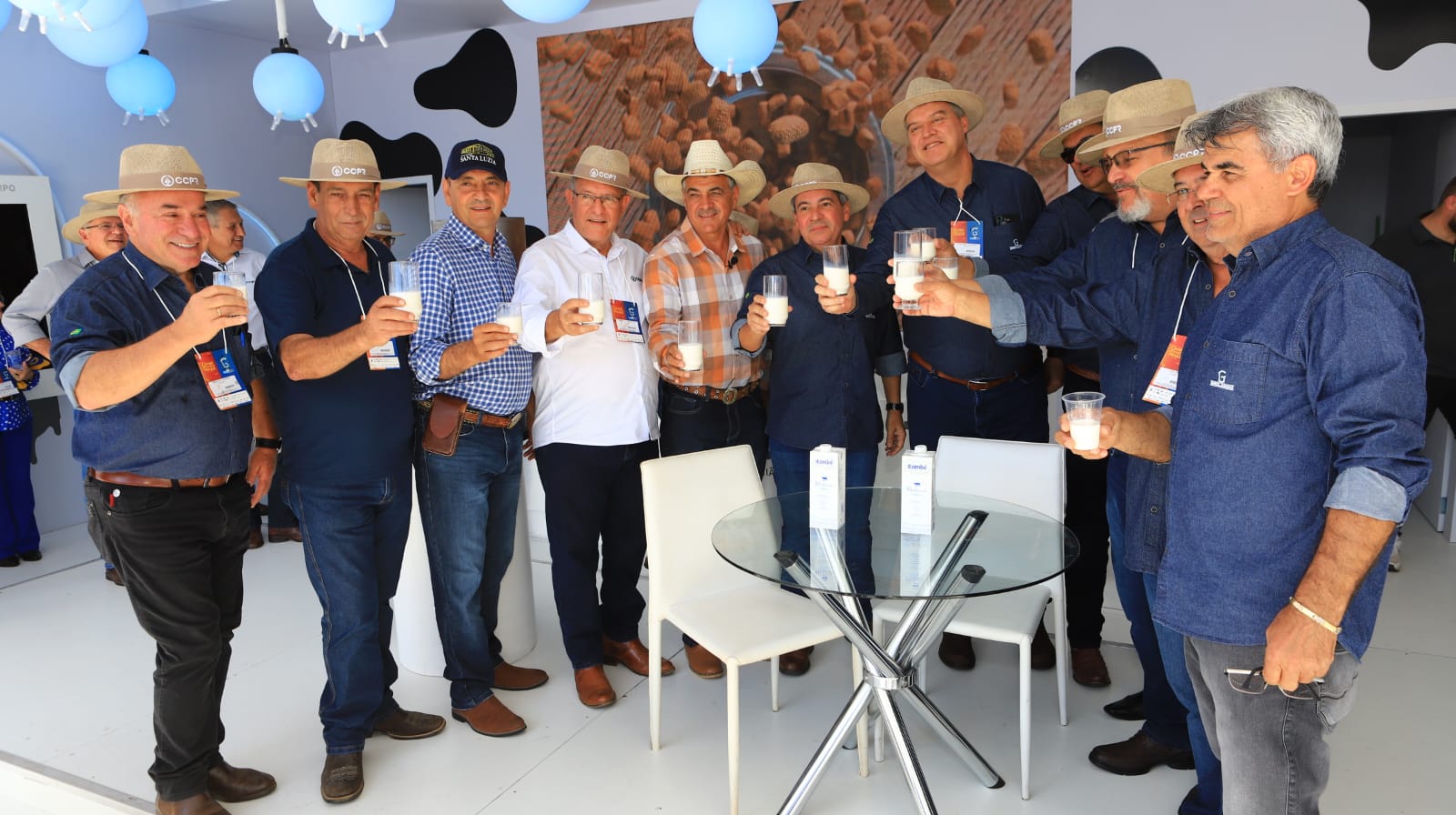 Diretores da Associao Girolando, polticos e parceiros fizeram um brinde com leite